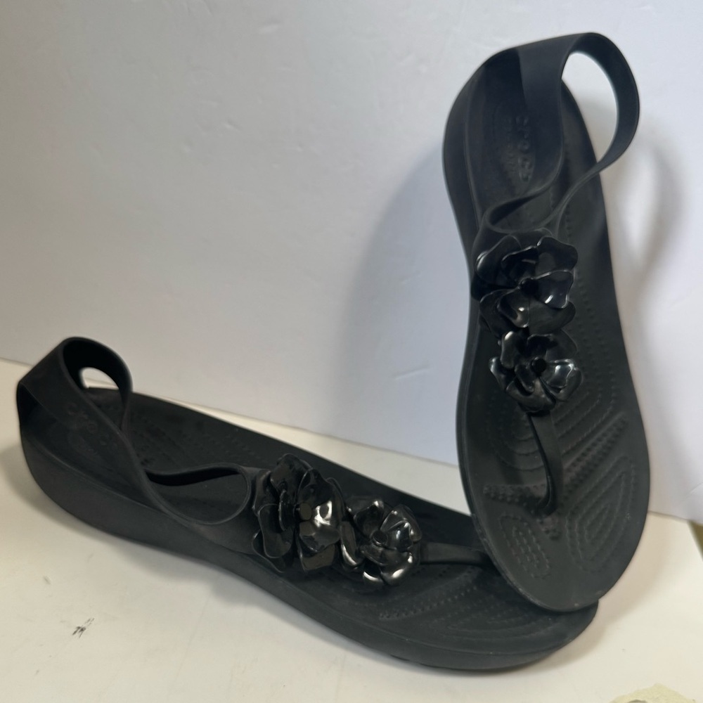 Crocs Serena Floral Embellished Flip Flop Sandals T Strap Flower Shoe Black 10 - Picture 2 of 13